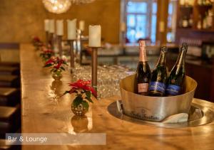 kilka butelek wina w wiadrze na stole w obiekcie Lenkerhof gourmet spa resort - Relais & Châteaux w mieście Lenk