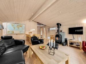 TV a/nebo společenská místnost v ubytování Holiday Home Elfrun - 250m from the sea by Interhome