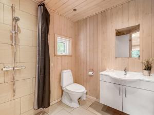 Koupelna v ubytování Holiday Home Elfrun - 250m from the sea by Interhome