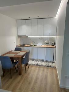 A cozinha ou cozinha compacta de Luxury Apartment Tirana