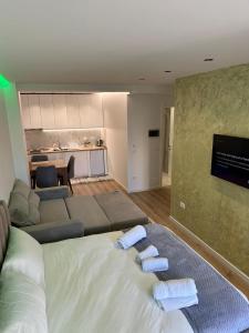 uma sala de estar com uma cama grande e toalhas em Luxury Apartment Tirana em Tirana