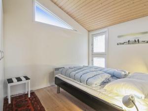 um quarto com uma cama grande e uma janela em Holiday Home Florida - 100m from the sea in NW Jutland by Interhome em Lokken