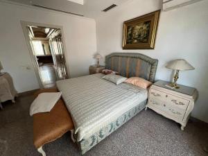 ein Schlafzimmer mit einem Bett und einem Tisch mit einer Lampe in der Unterkunft Private villa in Sharm El Sheikh in Sharm El Sheikh