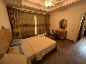 Schlafzimmer mit einem Bett, einer Kommode und einem Spiegel in der Unterkunft Private villa in Sharm El Sheikh in Sharm El Sheikh