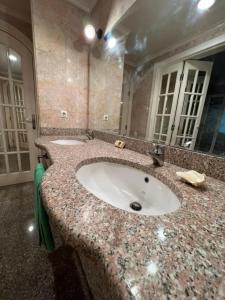 ein Badezimmer mit einem Waschbecken und einem großen Spiegel in der Unterkunft Private villa in Sharm El Sheikh in Sharm El Sheikh