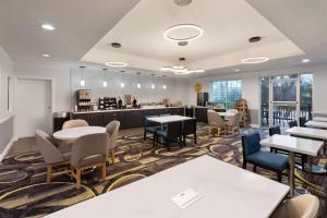 a restaurant with tables and chairs and a cafeteria at La Quinta by Wyndham Austin - Cedar Park in Cedar Park