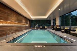una piscina en una habitación de hotel con una gran ventana en Embassy Suites By Hilton Berkeley Heights, en Berkeley Heights