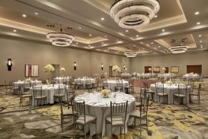 Restaurace v ubytování Embassy Suites By Hilton Berkeley Heights + 37 fotografií