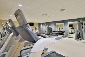 Fitness centrum a/nebo fitness zařízení v ubytování The Lismore Hotel Eau Claire - a DoubleTree by Hilton