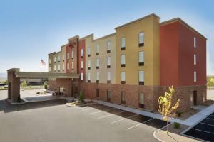 een weergave van een gebouw met een parkeerplaats bij Hampton Inn by Hilton Elko Nevada in Elko