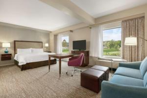 Cette chambre comprend un lit et un bureau. dans l'établissement Hampton Inn Penn Yan, NY, à Penn Yan