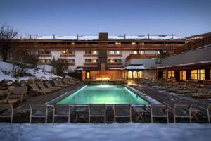 una piscina frente a un hotel en la nieve en Highline Vail - a DoubleTree by Hilton, en Vail