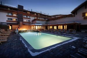 Piscina en o cerca de Highline Vail - a DoubleTree by Hilton