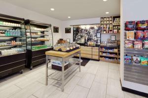 Supermercado u otro tipo de tienda en el resort o alrededores