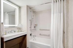 Un baño de Highline Vail - a DoubleTree by Hilton