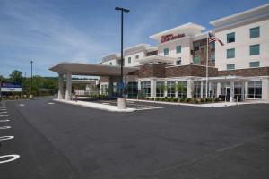 un aparcamiento vacío frente a un hotel en Hilton Garden Inn Springfield, en Springfield