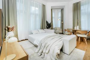 Posteľ alebo postele v izbe v ubytovaní Cozy Wenceslas square 700m Apartment, Prague