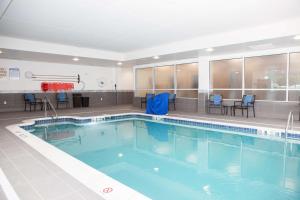 - une piscine d'eau bleue dans un bâtiment dans l'établissement Hilton Garden Inn Springfield, à Springfield