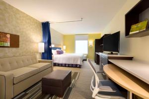 um quarto de hotel com um sofá e uma cama em Home2 Suites by Hilton Houston Energy Corridor em Houston