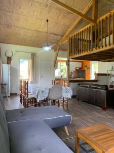 comedor y sala de estar con mesa y sillas en Les Châlets du Medinilla en La Plaine-des-Palmistes