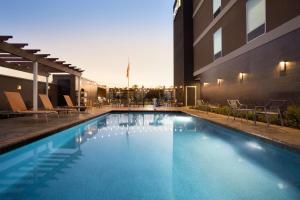 Bazén v ubytování Home2 Suites by Hilton Houston Webster nebo v jeho okolí