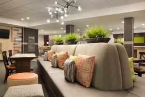 Posezení v ubytování Home2 Suites by Hilton Houston Webster
