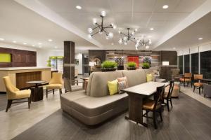 Posezení v ubytování Home2 Suites by Hilton Houston Webster