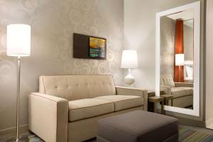 Posezení v ubytování Home2 Suites by Hilton Houston Webster + 24 fotografií