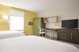 Postel nebo postele na pokoji v ubytování Home2 Suites by Hilton Houston Webster