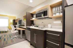 Kuchyň nebo kuchyňský kout v ubytování Home2 Suites by Hilton Houston Webster