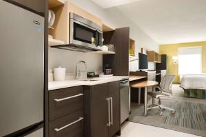 Kuchyň nebo kuchyňský kout v ubytování Home2 Suites by Hilton Houston Webster
