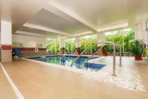 uma grande piscina num grande quarto com uma grande janela em Hilton Garden Inn Indiana at IUP em Indiana