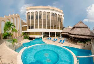um resort com piscina e um edifício em Doubletree By Hilton Iquitos em Iquitos