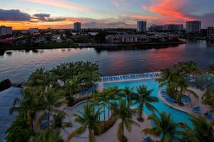 una vista aérea de un complejo con un río y palmeras en DoubleTree Resort Hollywood Beach en Hollywood