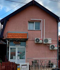 ein rotes Haus mit zwei Lautsprechern auf der Seite in der Unterkunft Sweet dreams in Zaječar