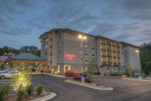 um hotel com um parque de estacionamento em frente em Hampton Inn Gatlinburg Historic Nature Trail, Tn em Gatlinburg