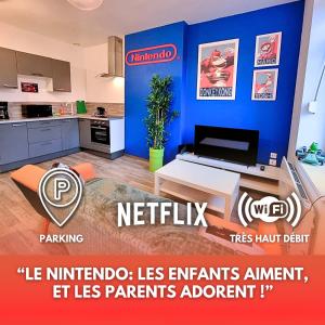 une cuisine avec un mur bleu et une table dans l'établissement Le Nintendo, à Liévin
