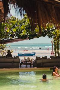 傑里科科拉的住宿－海濱別墅酒店，一群人,在海滩上