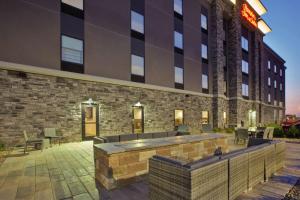 una representación del exterior de un edificio con bar en Hampton Inn & Suites By Hilton, Southwest Sioux Falls, en Sioux Falls