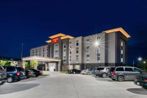 un hôtel avec des voitures garées sur un parking dans l'établissement Hampton Inn Emporia, KS, à Emporia