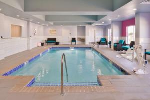 - une grande piscine dans une chambre d'hôtel dans l'établissement Hampton Inn Emporia, KS, à Emporia