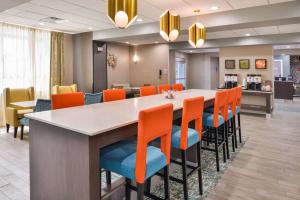 une salle de conférence avec une grande table et des chaises dans l'établissement Hampton Inn Emporia, KS, à Emporia 33 autres photos