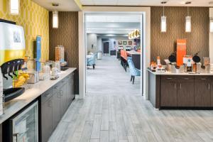 une grande cuisine avec un comptoir et une cafétéria dans l'établissement Hampton Inn Emporia, KS, à Emporia