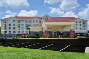 um hotel com um parque de estacionamento em frente em DoubleTree by Hilton Hattiesburg, MS em Hattiesburg