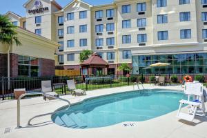 a pool in front of a hotel at DoubleTree by Hilton Hattiesburg, MS in Hattiesburg