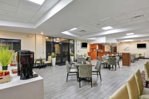 una sala da pranzo con tavoli e sedie in un edificio di DoubleTree by Hilton Hattiesburg, MS a Hattiesburg