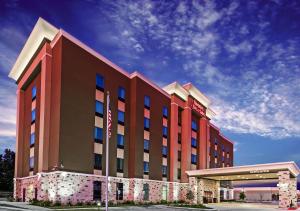 Hampton Inn & Suites Houston/Atascocita, Tx في همبل: تقديم مبنى للفندق مع السماء
