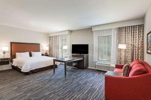 Hampton Inn & Suites Houston/Atascocita, Tx في همبل: غرفة في الفندق مع سرير ومكتب