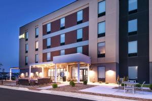 Home2 Suites By Hilton Merrillville في ميريلفيل: عمل صيانة لمبنى الفندق ليلا