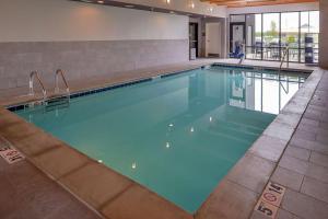 Home2 Suites By Hilton Merrillville内部或周边的泳池